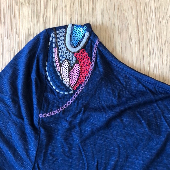 Asymmetrical Embroidered detail top - Picture 5 of 6